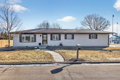 Photo of 1201 APPLETON Street, MENASHA, WI 54952 (MLS # 50321645)