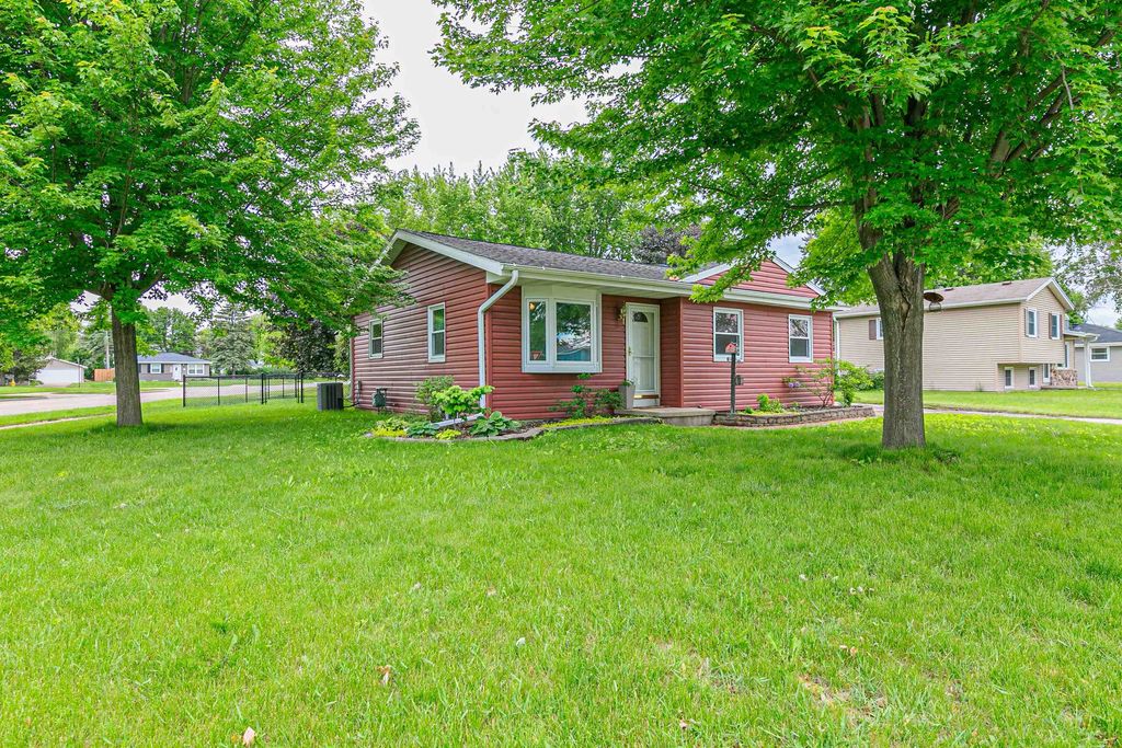 1093 HONEYSUCKLE Lane, NEENAH, WI Single Family Home Property Listing