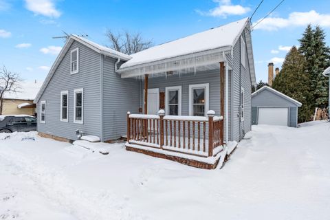 Photo of 1409 S 10TH Street, MANITOWOC, WI 54220 (MLS # 50319155)