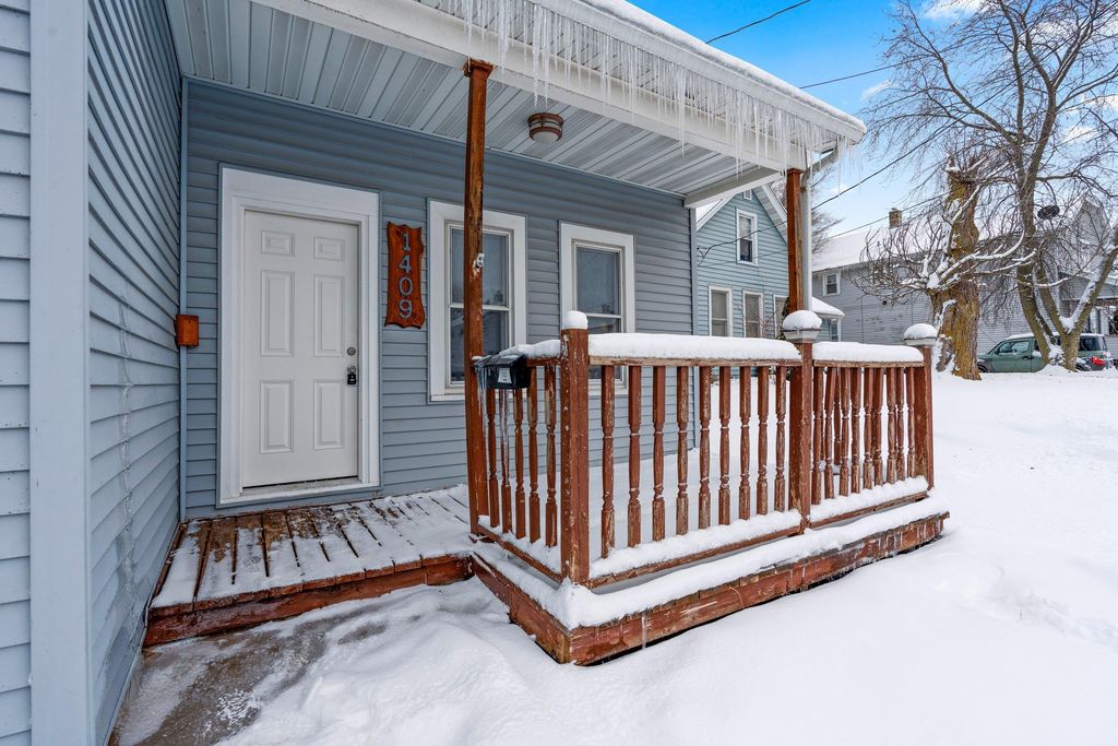 Photo of 1409 S 10TH Street, MANITOWOC, WI 54220 (MLS # 50319155)