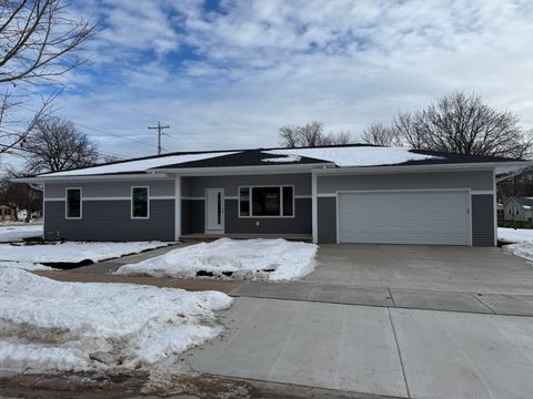 Photo of 1734 OAK Street, OSHKOSH, WI 54901 (MLS # 50319373)