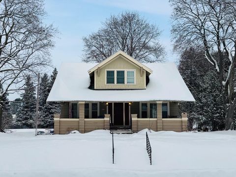 Photo of W624 DIVISION Street, MENOMINEE, MI 49887 (MLS # 50320400)