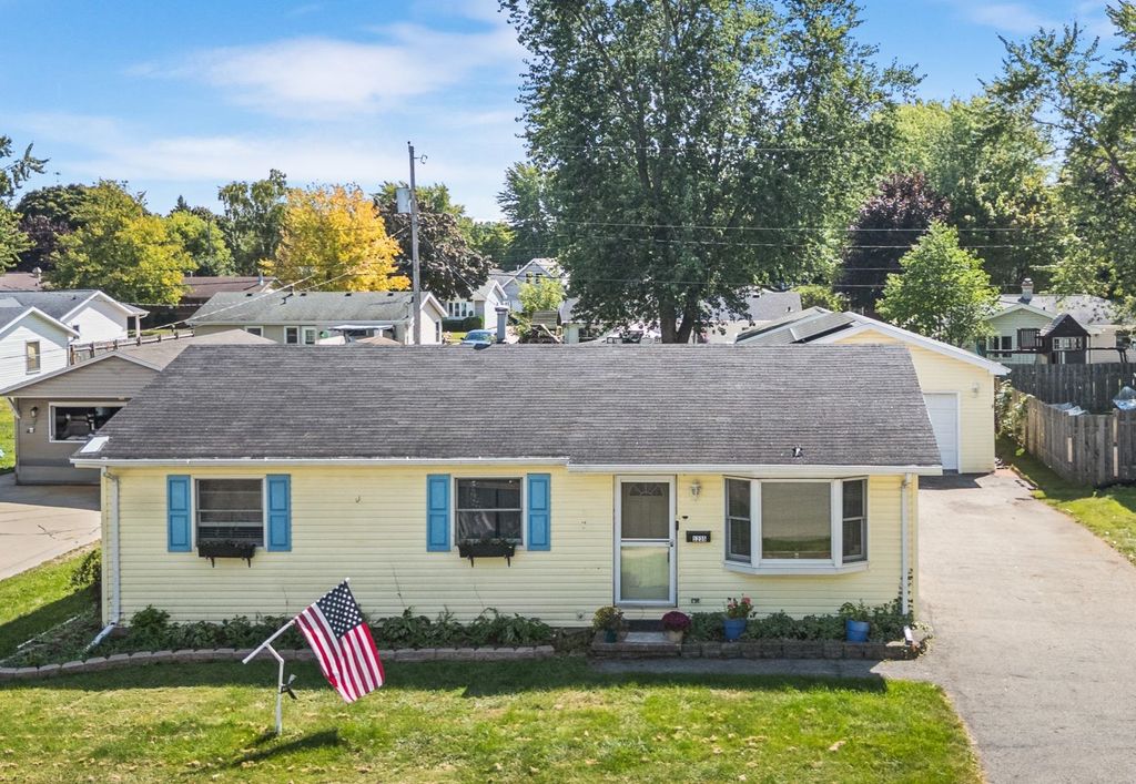 Photo of 1235 E SYLVAN Avenue, APPLETON, WI 54915 (MLS # 50314579)