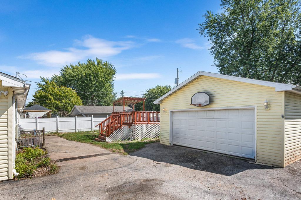 Photo of 1235 E SYLVAN Avenue, APPLETON, WI 54915 (MLS # 50314579)