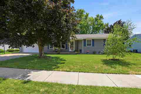 Photo of 815 ECKARDT Court, OSHKOSH, WI 54902 (MLS # 50330341)