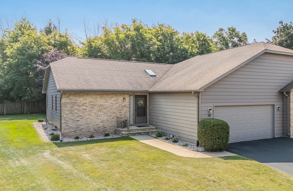 Photo of 38 SPENCER VILLAGE Court, APPLETON, WI 54914 (MLS # 50317778)