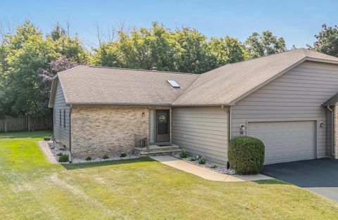 Photo of 38 SPENCER VILLAGE Court, APPLETON, WI 54914 (MLS # 50317778)