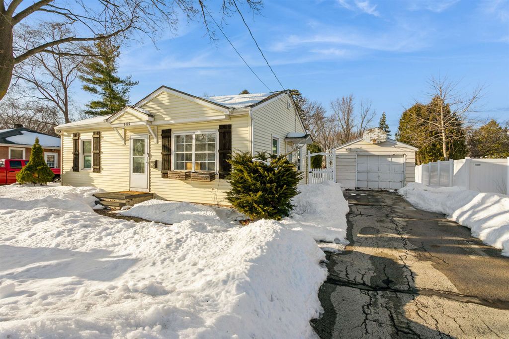 Photo of 1426 E CALUMET Street, APPLETON, WI 54915 (MLS # 50322237)