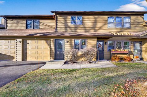 Photo of 1135 MANOR Drive #30, NEENAH, WI 54956 (MLS # 50318600)