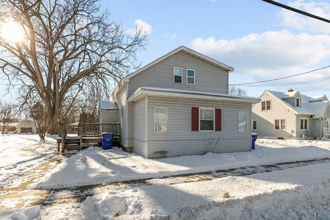 Photo of 1897 E NEWBERRY Street, APPLETON, WI 54915 (MLS # 50318935)