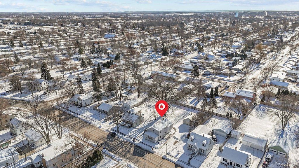 Photo of 1897 E NEWBERRY Street, APPLETON, WI 54915 (MLS # 50318935)