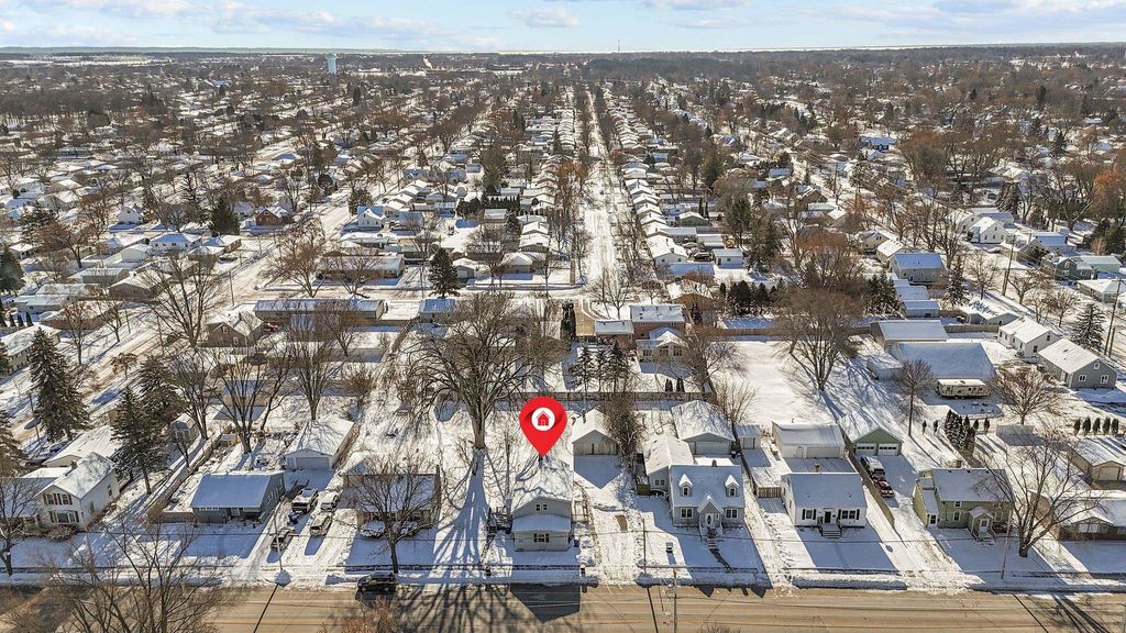 Photo of 1897 E NEWBERRY Street, APPLETON, WI 54915 (MLS # 50318935)