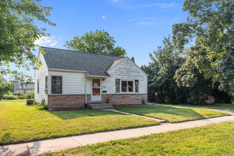 Photo of 1526 RUGBY Street, OSHKOSH, WI 54901 (MLS # 50330408)