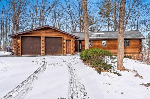 Photo of 11 BREYERWOOD Court, HORTONVILLE, WI 54944 (MLS # 50319963)
