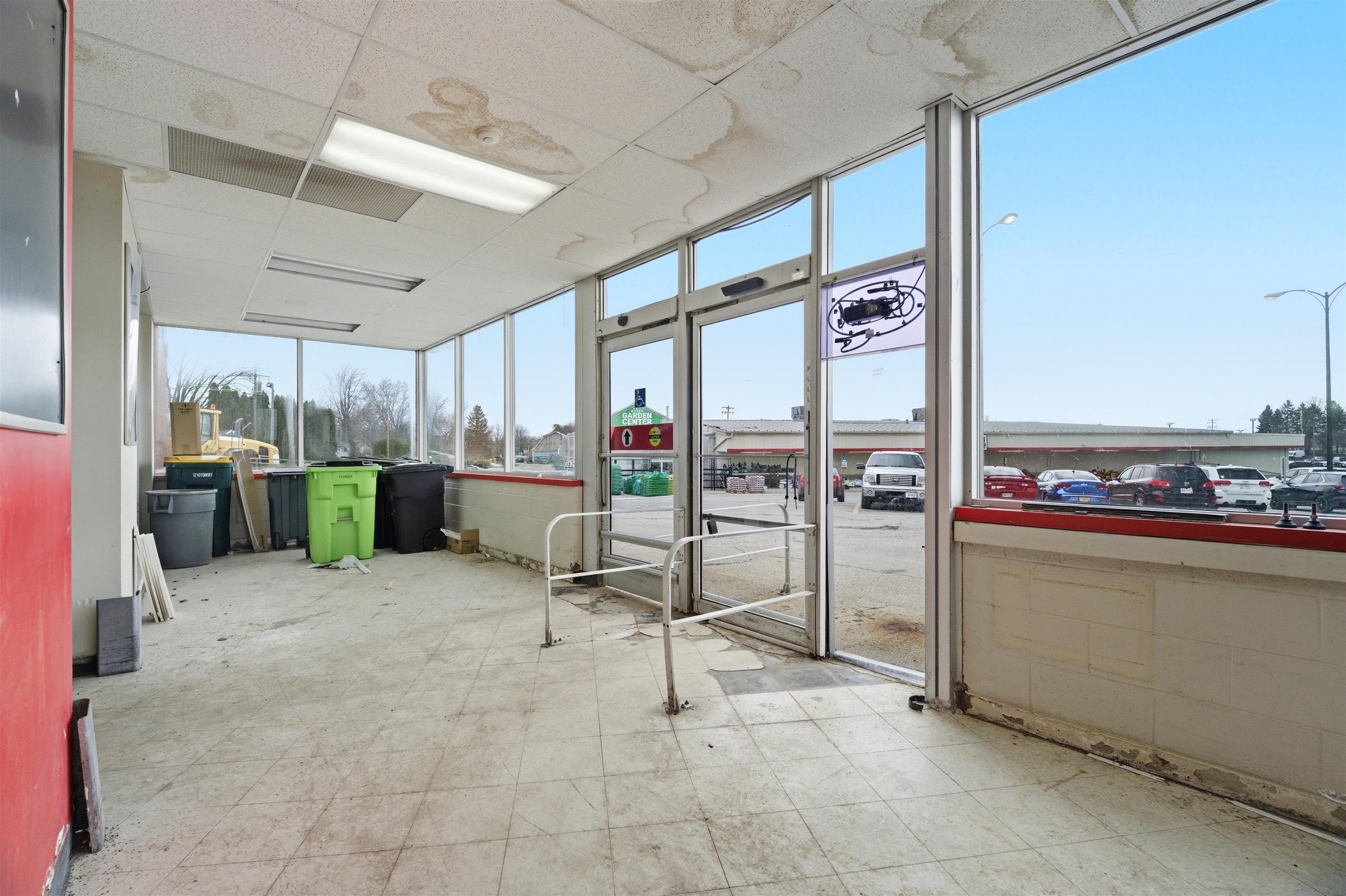 511 N MADISON Street