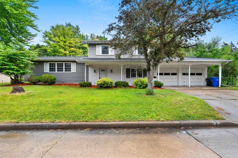 Photo of 1618 S RIVERDALE Drive, APPLETON, WI 54914 (MLS # 50327057)
