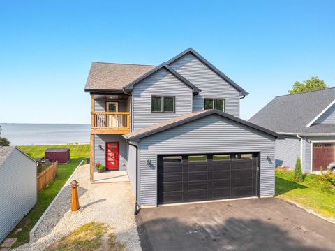 Photo of 2747 E SHORE Drive, GREEN BAY, WI 54302 (MLS # 50315060)