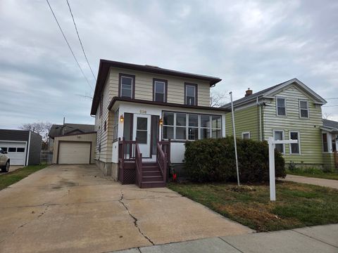 Photo of 526 CENTRAL Street, OSHKOSH, WI 54901 (MLS # 50318595)