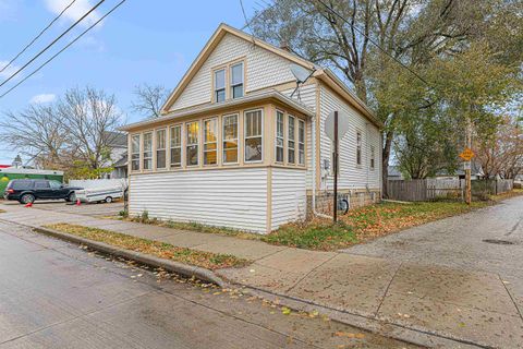 Photo of 120 BOWEN Street, OSHKOSH, WI 54901 (MLS # 50318387)