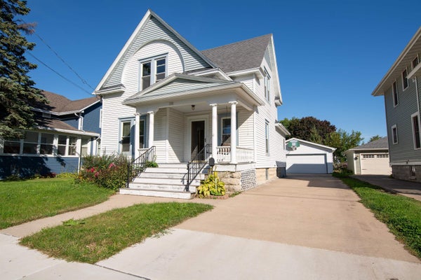 332 W 15TH AVE, OSHKOSH, WI 54902 - Image 3acf1b148dd8d26be05d200d2a034aa2/458294052