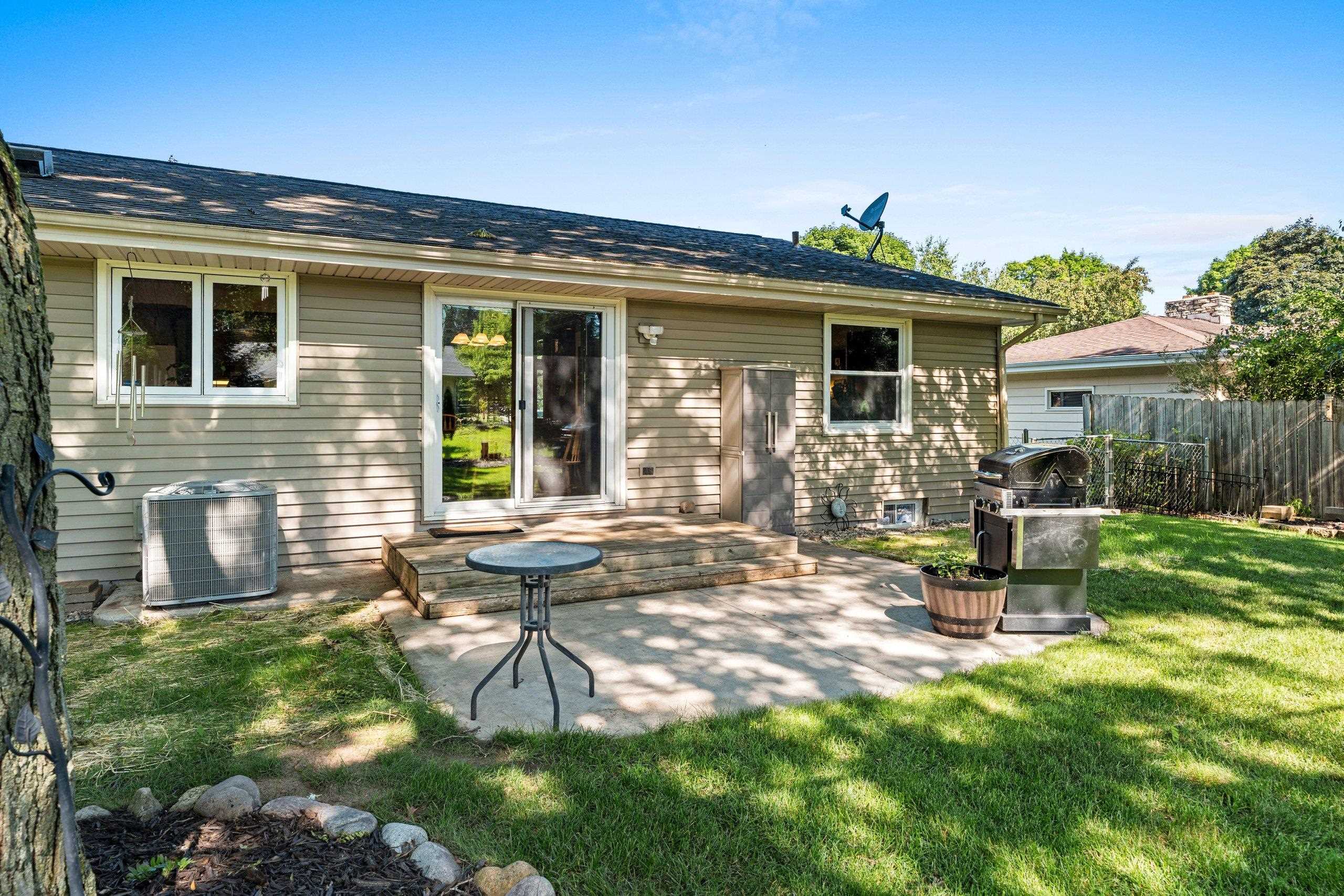 Appleton, Wisconsin 54914, United States, 3 Bedrooms Bedrooms, ,2 BathroomsBathrooms,Residential,Active,163529