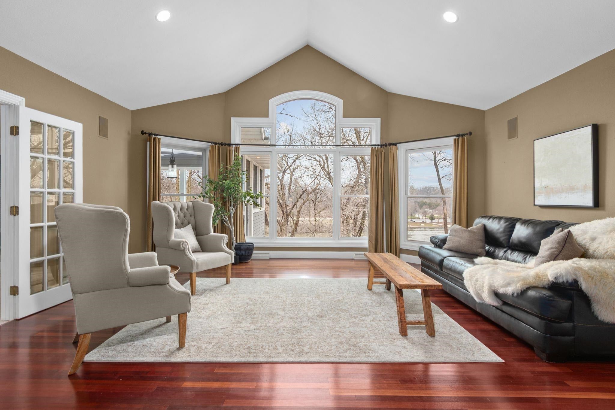 140 RIVER Drive