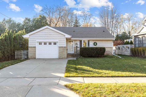 Photo of 308 11TH Street, NEENAH, WI 54956 (MLS # 50318286)