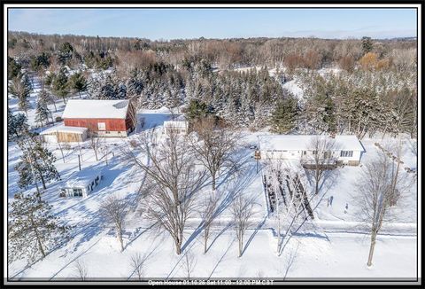 Photo of E8130 FLEASE Road, NEW LONDON, WI 54961 (MLS # 50319652)