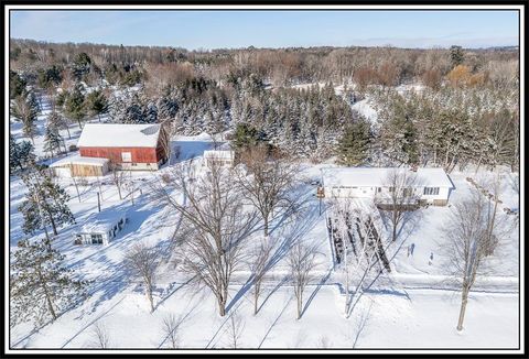 Photo of E8130 FLEASE Road, NEW LONDON, WI 54961 (MLS # 50319652)