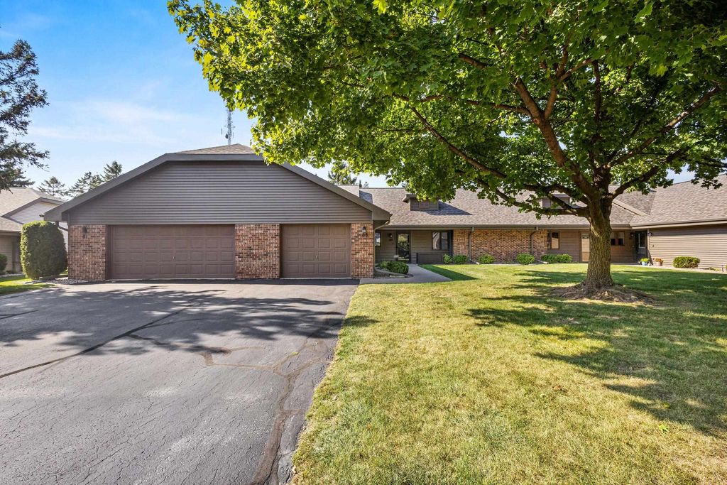 Photo of 83 SPENCER VILLAGE Court, APPLETON, WI 54914 (MLS # 50316267)