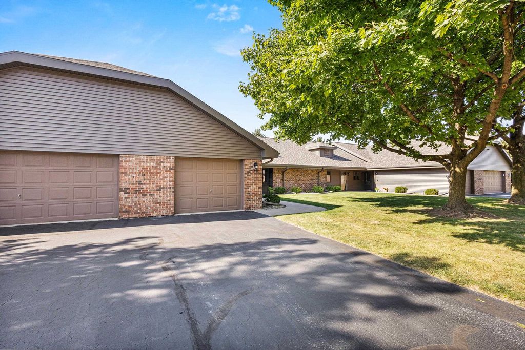 Photo of 83 SPENCER VILLAGE Court, APPLETON, WI 54914 (MLS # 50316267)