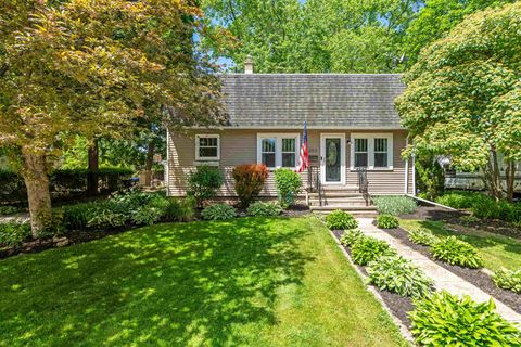 Photo of 203 CEDAR Street, NEENAH, WI 54956 (MLS # 50327075)