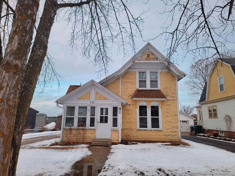 Photo of 111 E BEACON Avenue, NEW LONDON, WI 54961 (MLS # 50319687)