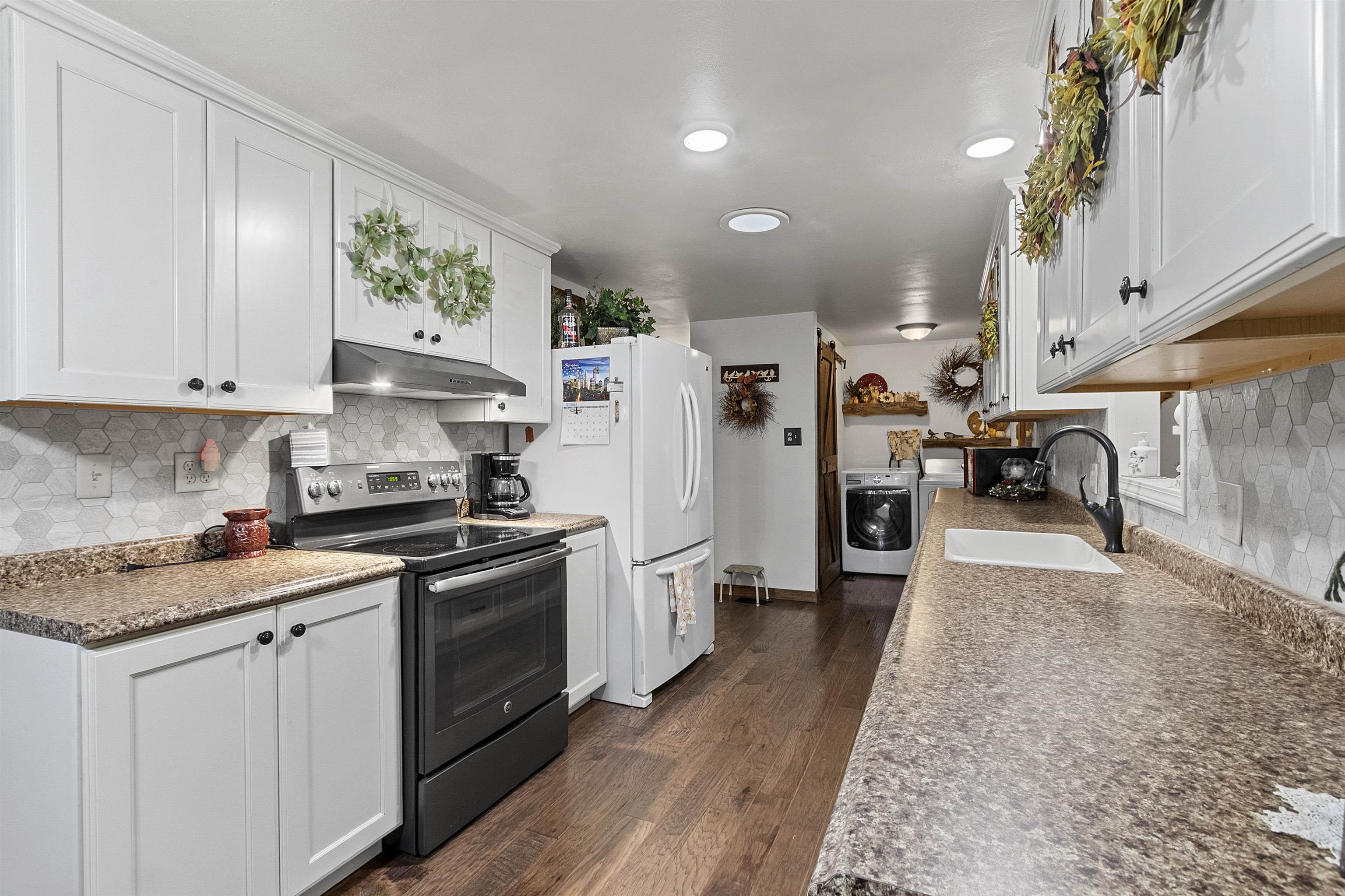 Shawano, Wisconsin 54166, United States, 3 Bedrooms Bedrooms, ,2 BathroomsBathrooms,Residential,Active,234550