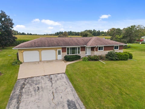 Photo of E7989 STATE ROAD 54, NEW LONDON, WI 54961 (MLS # 50332682)