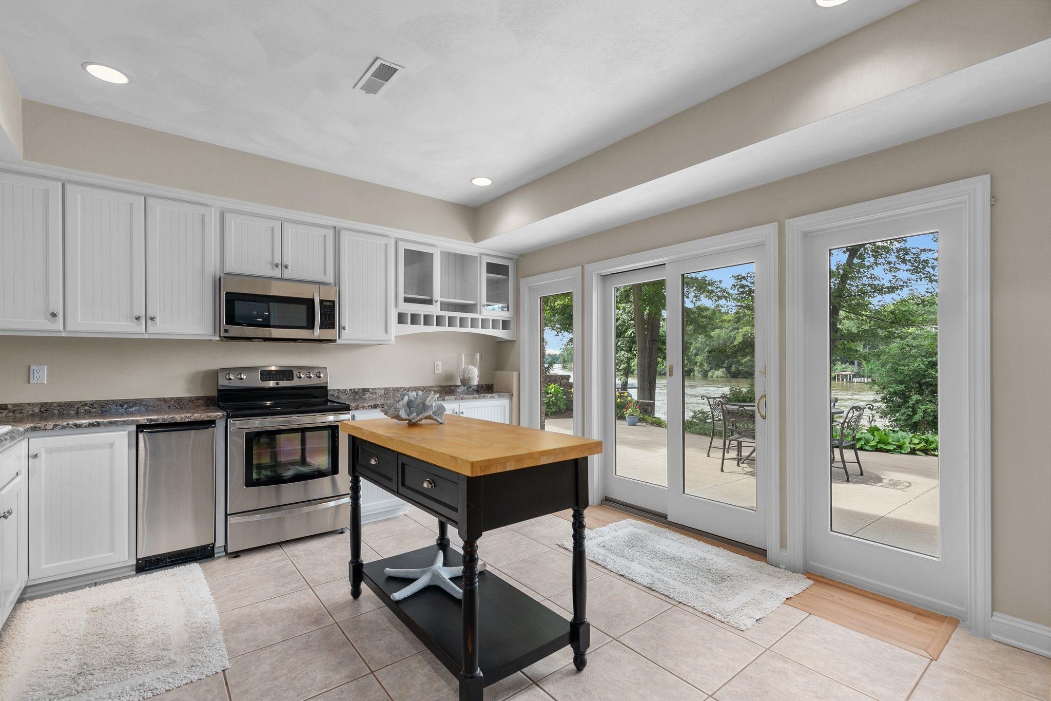 Appleton, Wisconsin 54915, United States, 4 Bedrooms Bedrooms, ,5 BathroomsBathrooms,Residential,Active,134944