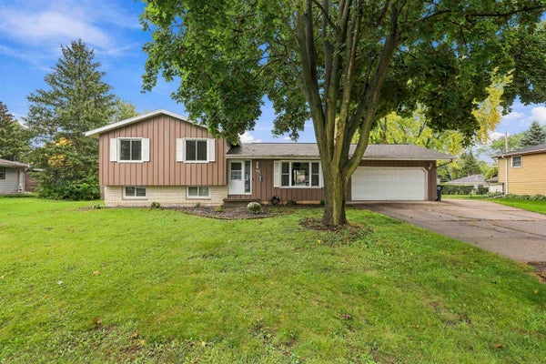 821 WOODFIELD RD, NEENAH, WI 54956 - Image 43c4504e76ca1fb33f1874ea49509d19/943123708
