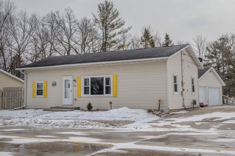Photo of 406 E MAIN Street, GILLETT, WI 54124 (MLS # 50321567)
