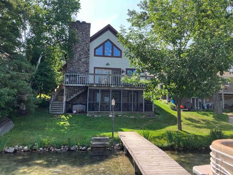 Photo of E1402 GRANDVIEW Road, WAUPACA, WI 54981 (MLS # 50311905)