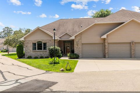 Photo of 945 BRIGHTON Drive, MENASHA, WI 54952 (MLS # 50315058)