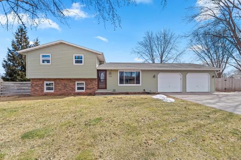 Photo of 1935 BUNKER HILL Court, DE PERE, WI 54115 (MLS # 50323070)