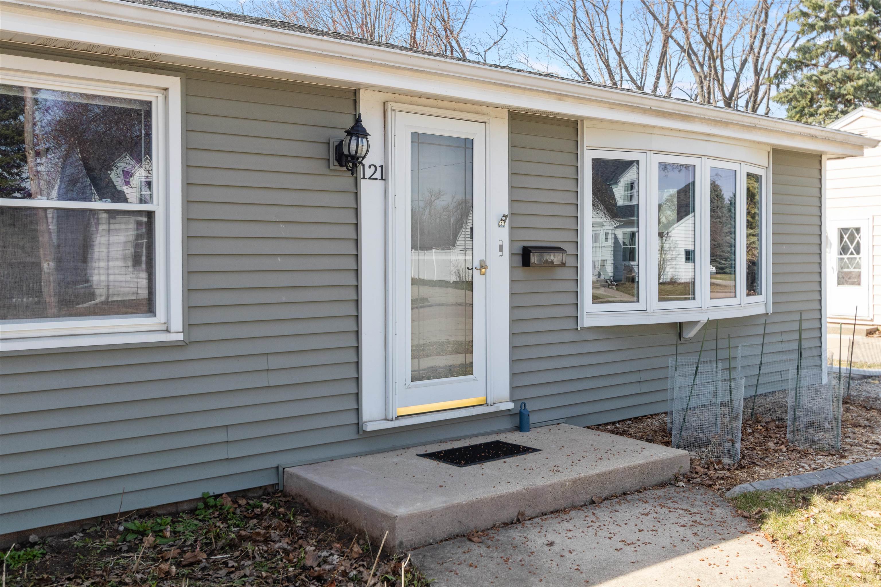 121 S SCHAEFER Street