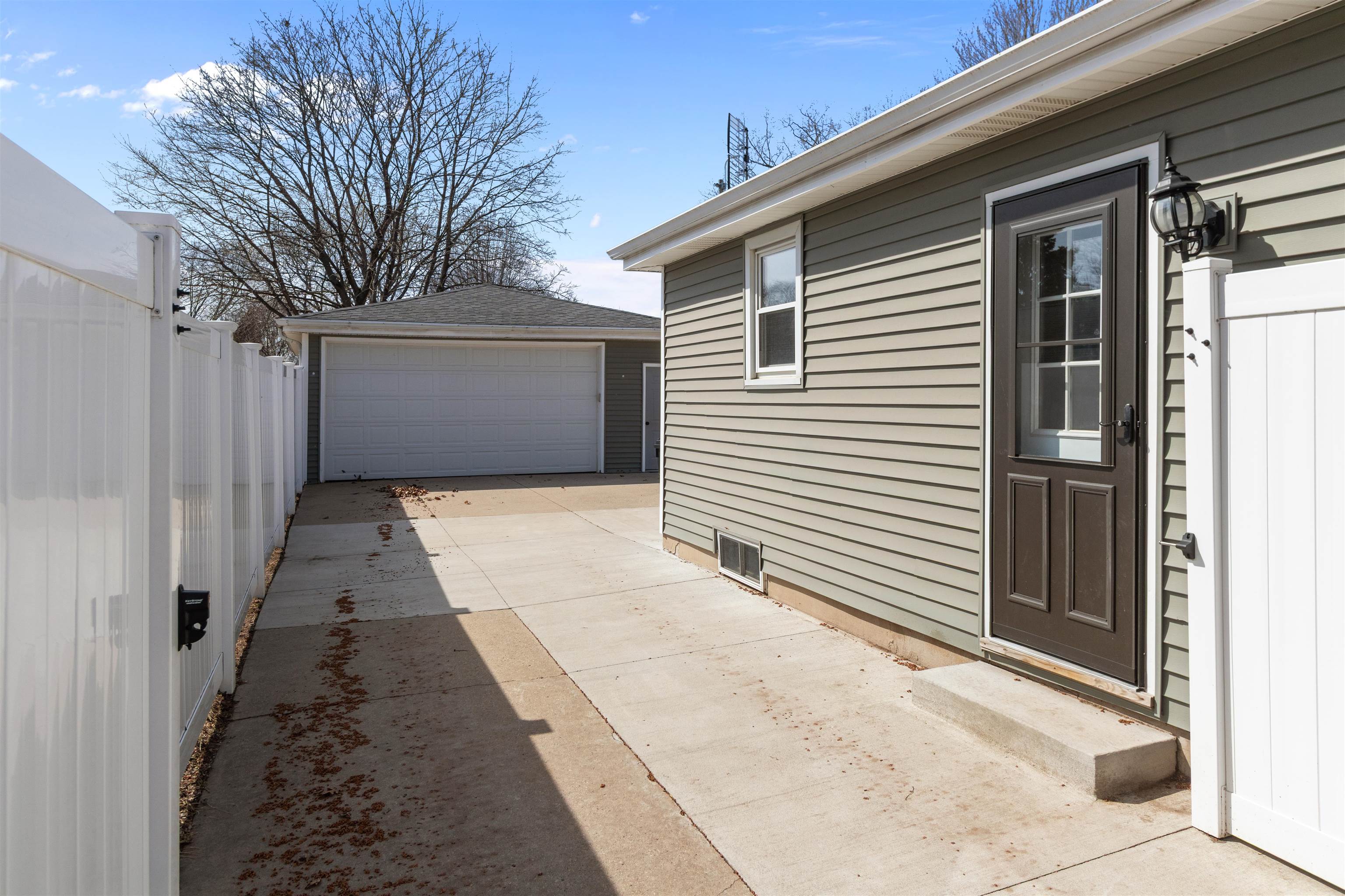 121 S SCHAEFER Street