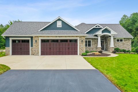 Photo of 668 WHITE PINE Court, SOBIESKI, WI 54171 (MLS # 50320028)