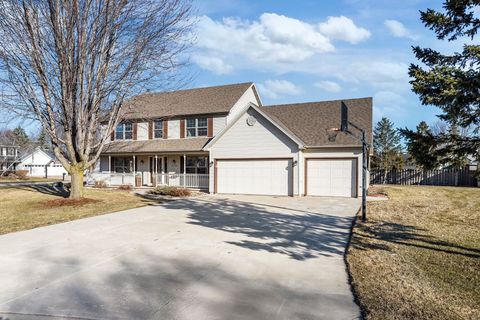 Photo of 2189 E PRAIRIE CREEK Drive, NEENAH, WI 54956 (MLS # 50322269)