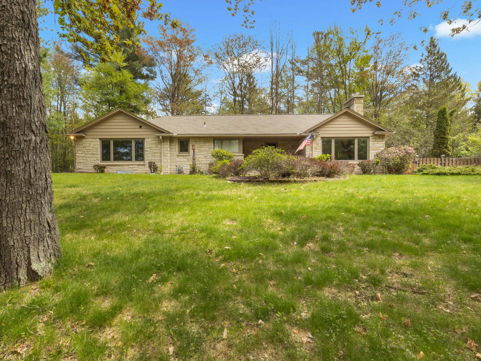 Photo 1 of 28 — N840 RIVER Drive, MENOMINEE, MI 49858