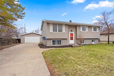 Photo of 1204 E PARK HILLS Drive, APPLETON, WI 54915 (MLS # 50323245)