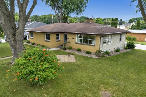Photo of 802 ERNST Drive, GREEN BAY, WI 54304 (MLS # 50330418)
