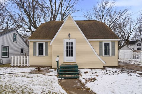 Photo of 12 E 2ND Street, CLINTONVILLE, WI 54929 (MLS # 50321881)