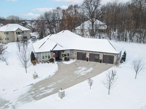 Photo of 900 WOODCREST HEIGHTS Drive, MENASHA, WI 54952 (MLS # 50307932)